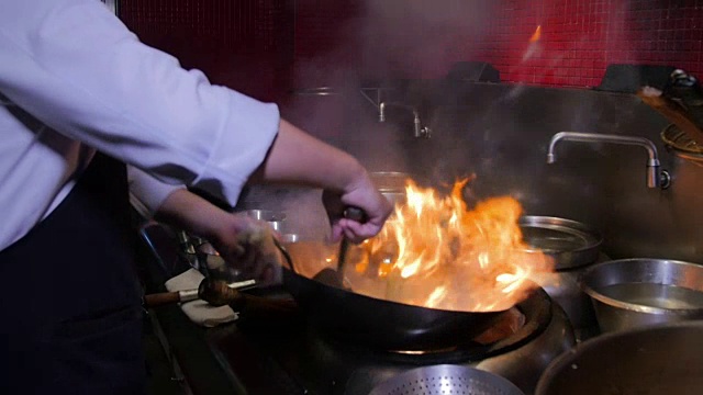 中国厨师在做炒杂菜。慢动作视频下载