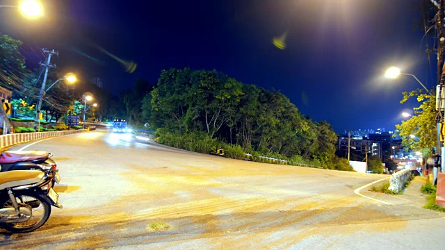 夜晚的时间在环形的道路上流逝，森林树木在中间构成。视频下载