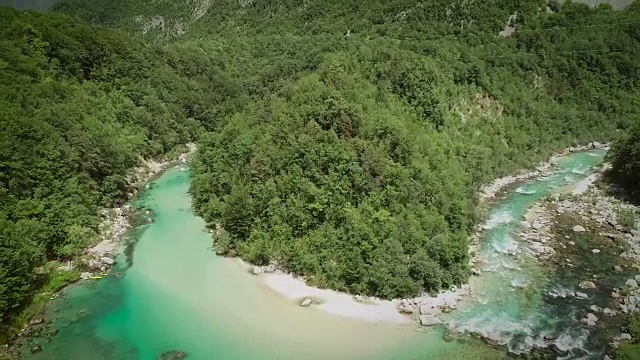 斯洛文尼亚索卡河平静透明的水的鸟瞰图。视频素材