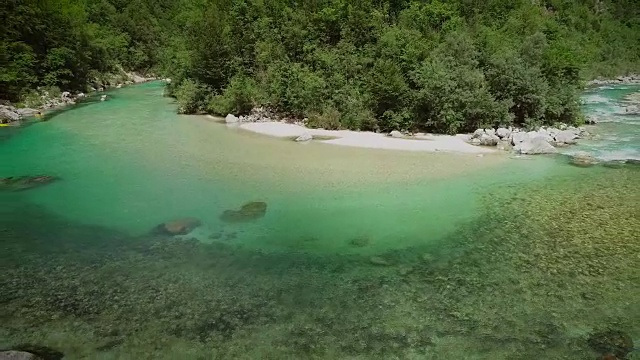 斯洛文尼亚索卡河平静透明的水的鸟瞰图。视频素材