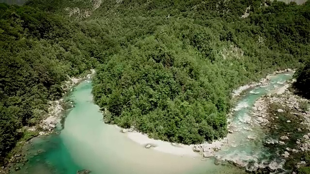 斯洛文尼亚索卡河平静透明的水的鸟瞰图。视频素材