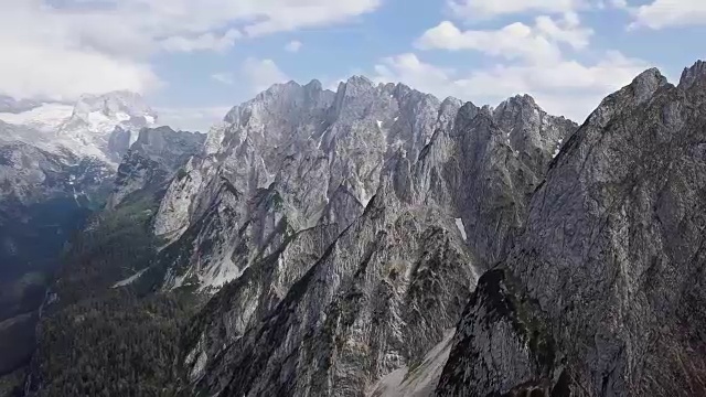 Gosaukamm和Dachstein massif的鸟瞰图，Gosau湖，Salzkammergut，上奥地利。视频素材