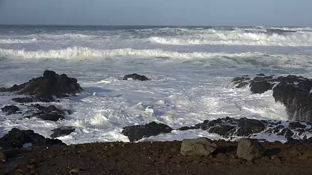 俄勒冈州的海水像生奶油一样搅动着视频素材