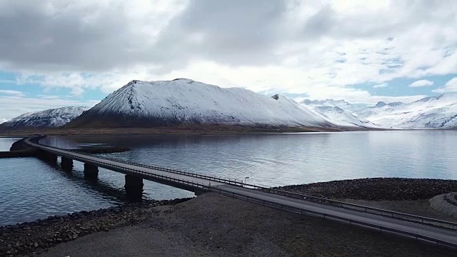 鸟瞰图横跨峡湾在snaefellness半岛，冰岛视频素材