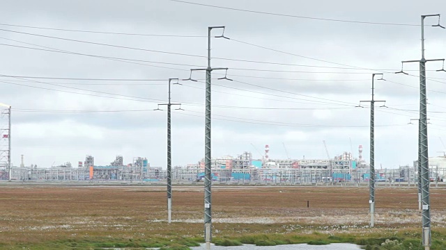 传输线及工厂背景。视频。石油天然气工业、炼油厂、石化厂区。电站工业用地作为电力背景视频素材