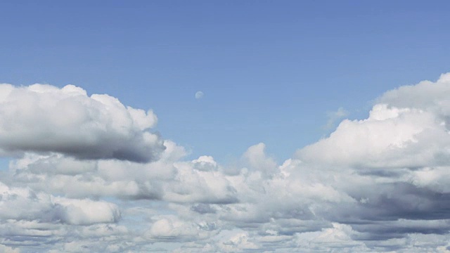 在蓝天的背景上形成的白云。神奇的云的运动。这个月在天空中的出现。时间流逝视频素材