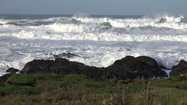 俄勒冈州海浪袭击海岸视频素材