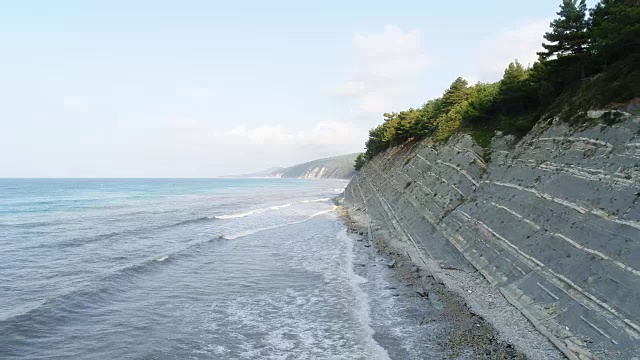 多岩石的海岸。悬崖和大海，航空摄影。视频素材