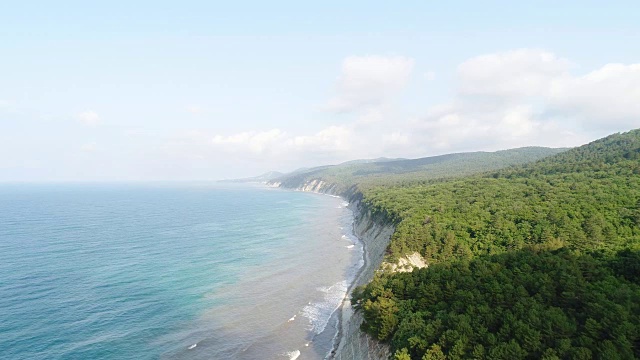 俄罗斯黑海航空勘测。多岩石的海岸。视频素材