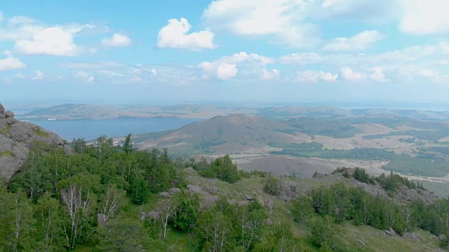 鸟瞰图。飞过绿色的岩石山。巴,Bannoe,俄罗斯。视频素材