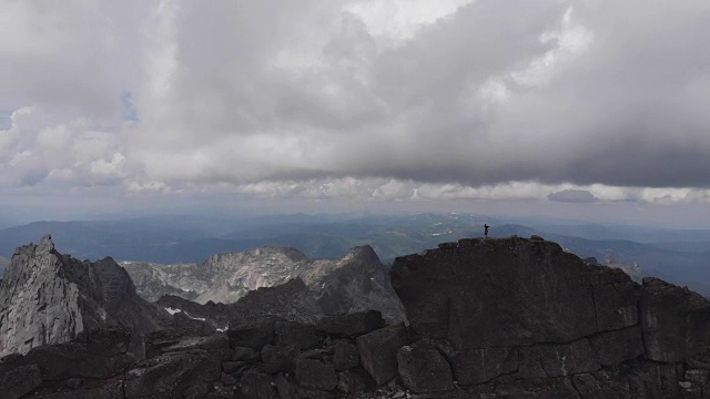 一个人站在山顶上。视频素材