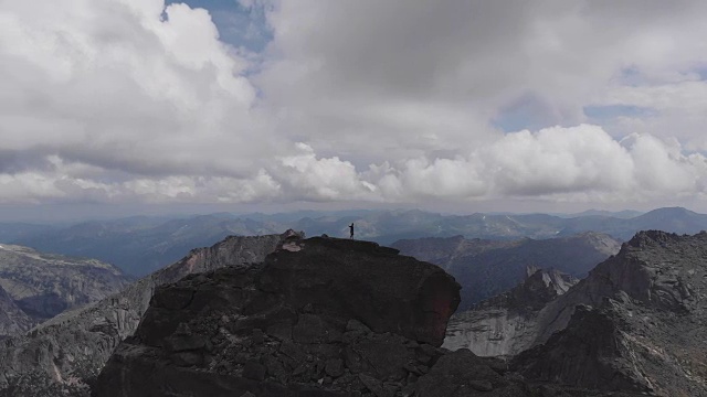 一个人站在山顶上。视频素材