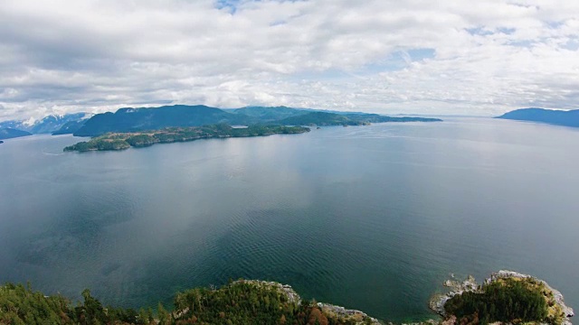 索特里湾尼尔森岛山脉BC海岸空中直升机视角视频素材