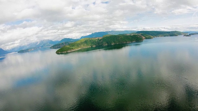 荒凉声音鸟瞰图反射水飞向萨拉点布利斯着陆BC阳光海岸视频素材