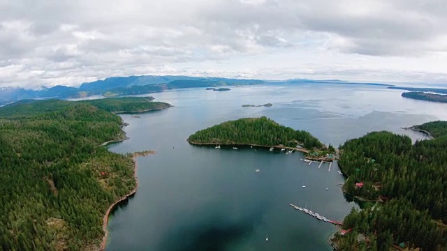 在曼森登陆的科尔特斯岛湾BC加拿大鸟瞰图半岛和格鲁吉亚海峡视频素材