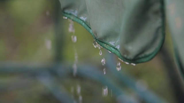 雨滴落下，倾盆大雨视频素材