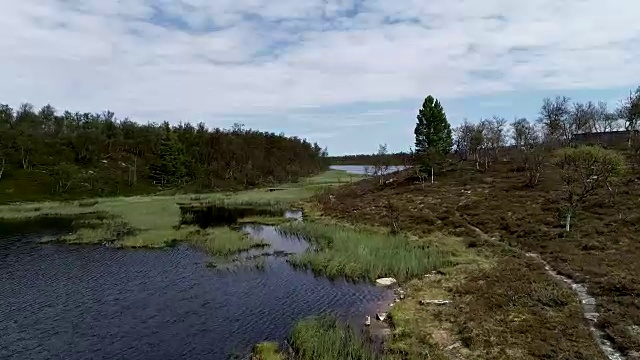 风景飞行在一个田园诗般的山湖视频素材