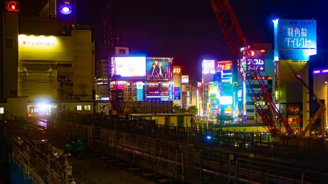 涉谷站附近的夜晚过去了。有很多霓虹灯板。视频素材