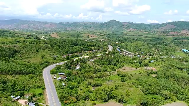 鸟瞰图公路上的山口。视频素材