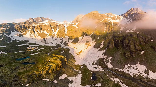 高海拔的高山景观与雄伟的岩石山峰。日出时的空中全景图。阿尔卑斯山、安第斯、喜马拉雅山的概念视频素材