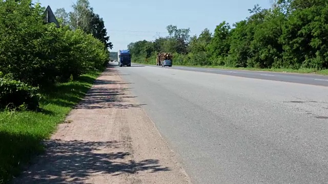 带着拖车的大卡车在高速公路上行驶。视频素材