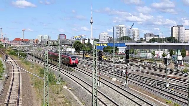 柏林的铁路系统和城市景观视频素材