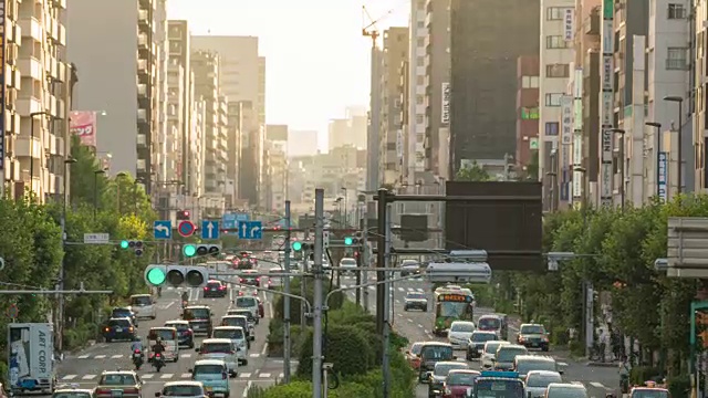 4K时间间隔:东京晚间的交通状况。视频素材