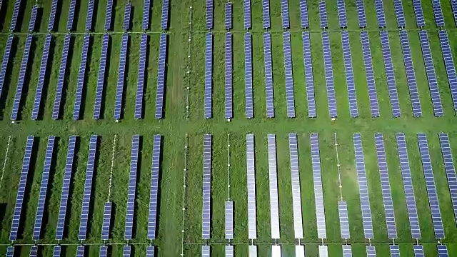 太阳能电池板农场的上空视频素材