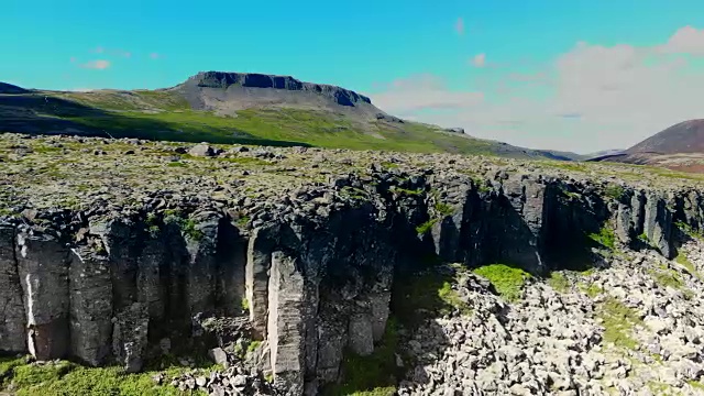 冰岛西部的Gerðuberg玄武岩柱景观视频素材