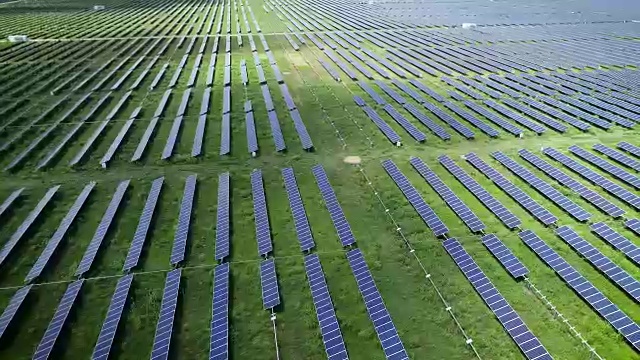 太阳能电池板农场上空的侧盘视频素材