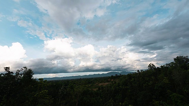 惊心动魄的暴风雨和云是移山视频素材