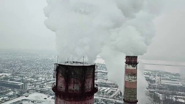 在烟厂管道附近飞行。环境污染。航空摄影测量视频素材