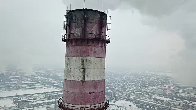 在烟厂管道附近飞行。环境污染。航空摄影测量视频素材