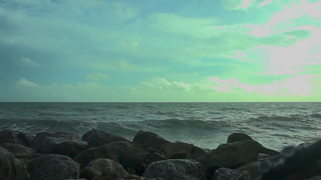 海浪撞击岩石的缓慢运动视频素材