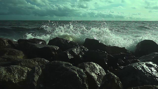 海浪撞击岩石的缓慢运动视频素材