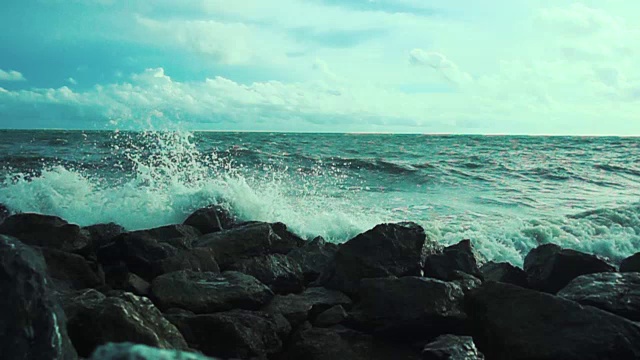 海浪撞击岩石的缓慢运动视频素材