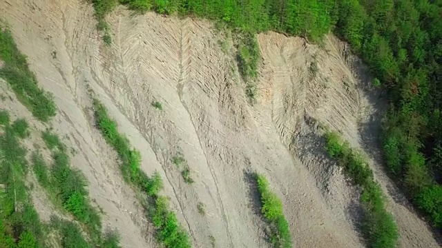 河上的滑坡。无人机镜头视图:飞行在春天的山与森林在日出柔和的光。瑞士阿尔卑斯山脉,欧洲。雄伟的景观。美。概念纯天然，天然食品，缺乏化学药品视频素材