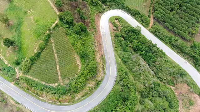 鸟瞰图公路上的山口。视频素材