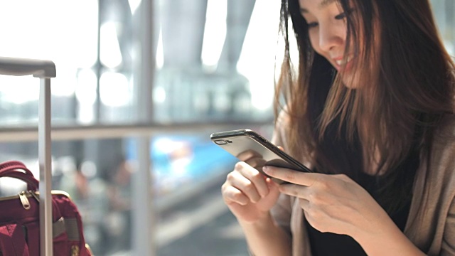 一名女子在机场使用手机视频素材