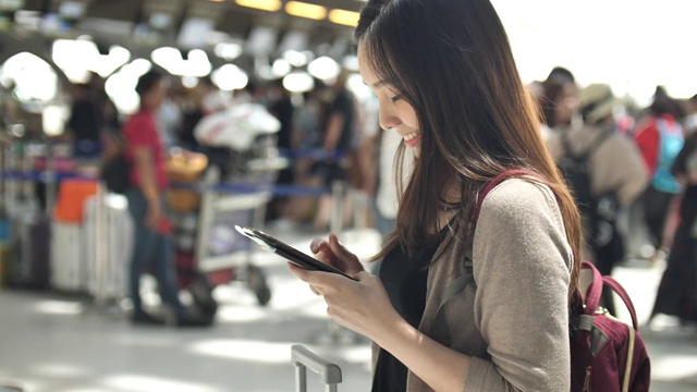 一名女子在机场使用手机视频素材