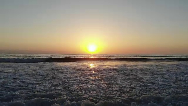 飞向海面上的夕阳视频下载