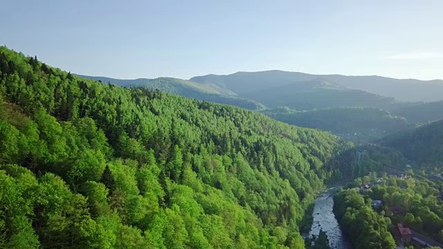 无人机镜头视图:在日出柔和的光线下，飞行在春天的山村与森林。瑞士阿尔卑斯山脉,欧洲。雄伟的景观。美。概念纯天然，天然食品，缺乏化学药品视频素材
