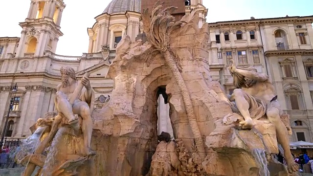 Fontana dei Quattro Fiumi是意大利罗马纳沃纳广场的一个喷泉视频素材