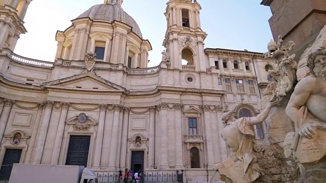 Fontana dei Quattro Fiumi是意大利罗马纳沃纳广场的一个喷泉视频素材