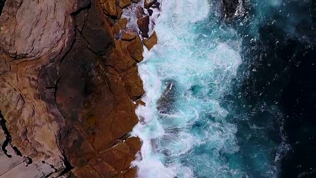 海浪冲击着布满岩石的海岸线视频素材