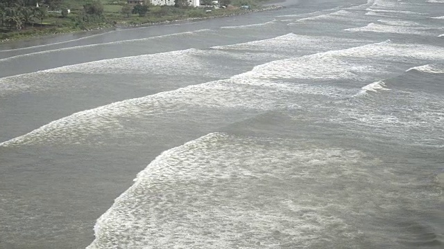 海浪撞击海滩的鸟瞰图视频下载