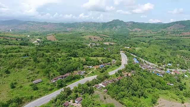 鸟瞰图公路上的山口。视频素材