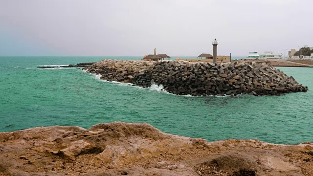 美丽宁静的风景，岛上有海上灯塔视频素材