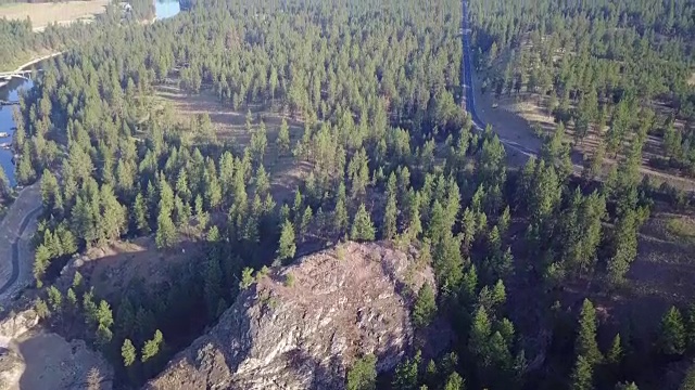 华盛顿州斯波坎市哥伦比亚河沿岸的树木和乡村的空中倾斜视频素材