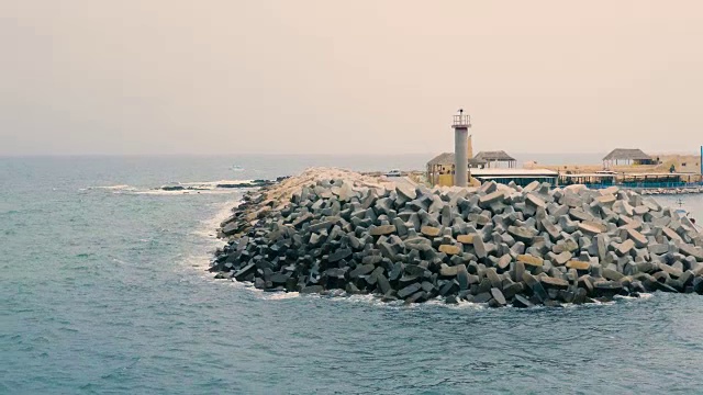 岛上美丽的灯塔，由海洋中的石头建成视频素材